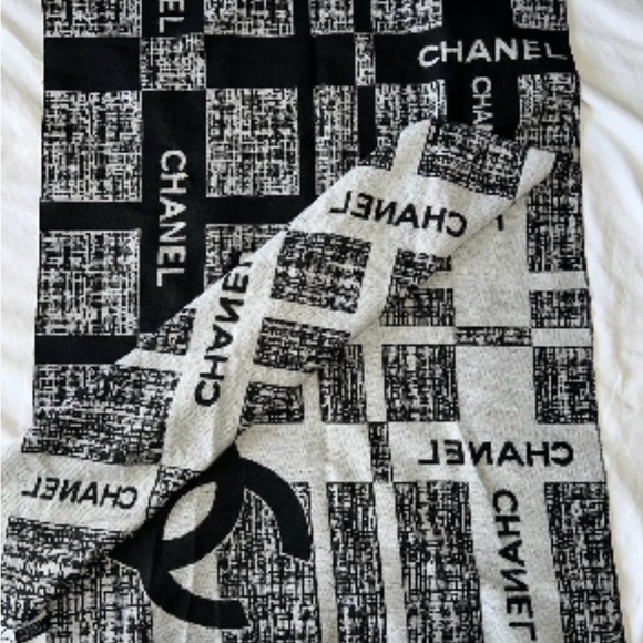 CHANEL Black and White Graphic Logo Scarf - Picture 4 of 6